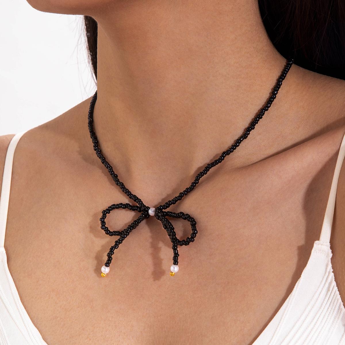 Простое и элегантное ожерелье с подвеской в виде банта из черного риса для женщин, художественное ретро-ожерелье с имитацией жемчуга в виде бабочки на День святого Валентина
Простое и элегантное ожерелье с подвеской в виде банта из черного риса для женщин, художественное ретро-ожерелье с имитацией жемчуга в виде бабочки на День святого Валентина