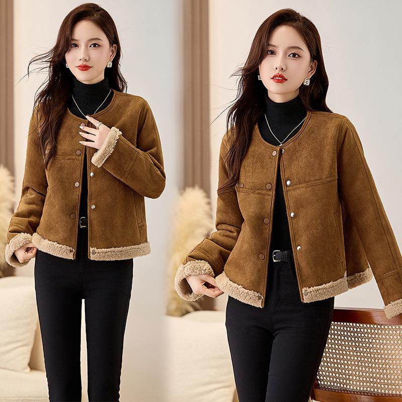 Модное зимнее короткое пальто для миниатюрных фигур из искусственной замши и меха ягненка - Стиль YX86210 XXL (65-70 kg) коричневый
Модное зимнее короткое пальто для миниатюрных фигур из искусственной замши и меха ягненка - Стиль YX86210 XXL (65-70 kg) коричневый