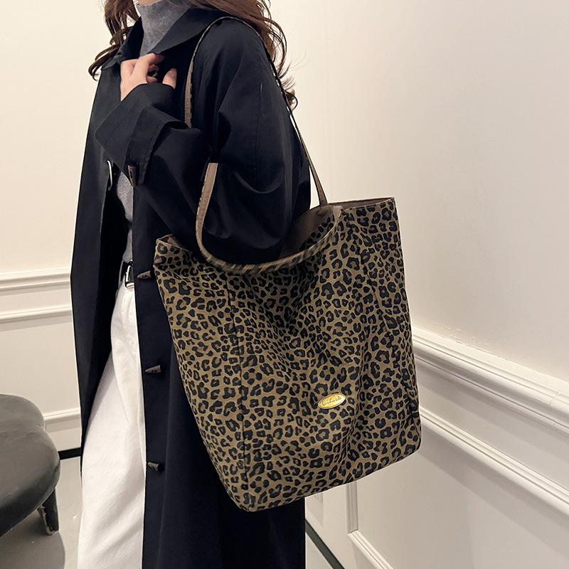 Fashion leopard print canvas bag women s 2025 new trend fashion college style tote bag casual retro shoulder bag 27*14*39
Fashion leopard print canvas bag women s 2025 new trend fashion college style tote bag casual retro shoulder bag 27*14*39