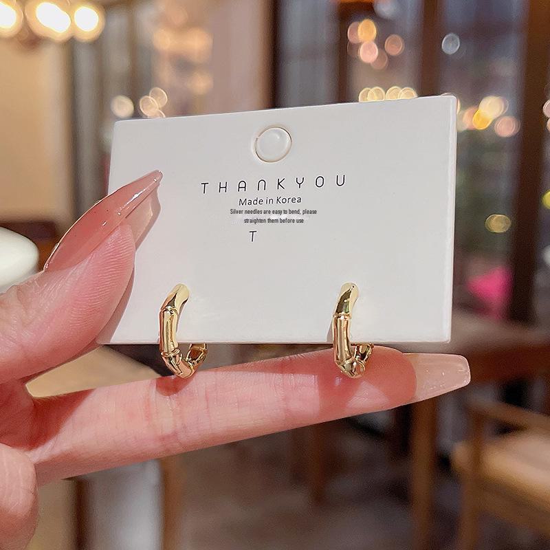 Серьги из серебра 925 пробы в стиле бамбука: Модный, Универсальный и Элегантный. золотой
Серьги из серебра 925 пробы в стиле бамбука: Модный, Универсальный и Элегантный. золотой