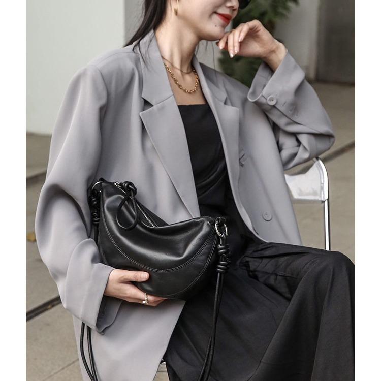 Niche design dumpling bag female messenger bag new bag high-end saddle bag чорний
Niche design dumpling bag female messenger bag new bag high-end saddle bag чорний