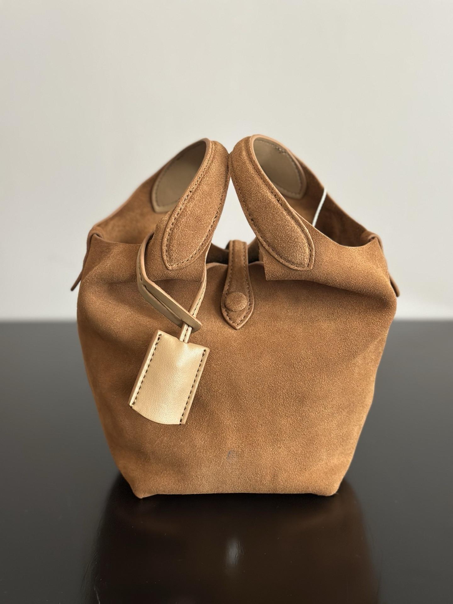 Super fire suede velvet raff vegetable basket retro bucket bag large capacity commuter versatile messenger bag women s handbag With words: 27*20*14cm
Super fire suede velvet raff vegetable basket retro bucket bag large capacity commuter versatile messenger bag women s handbag With words: 27*20*14cm