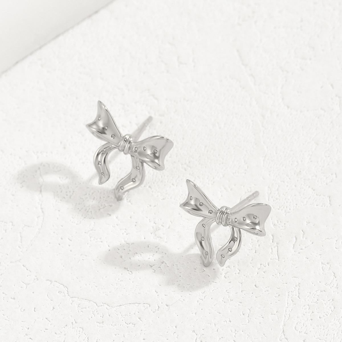 Милые и крутые серьги-бантики женские 18K гальваническое покрытие дизайн в горошек серьги корейская версия персонализированные серьги в простом стиле универсальные 18K
Милые и крутые серьги-бантики женские 18K гальваническое покрытие дизайн в горошек серьги корейская версия персонализированные серьги в простом стиле универсальные 18K