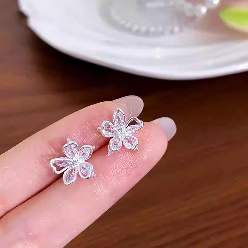 Delicate diamond-set hollow flower stud earrings light luxury niche temperament earrings fashionable fresh and sweet earrings
Delicate diamond-set hollow flower stud earrings light luxury niche temperament earrings fashionable fresh and sweet earrings