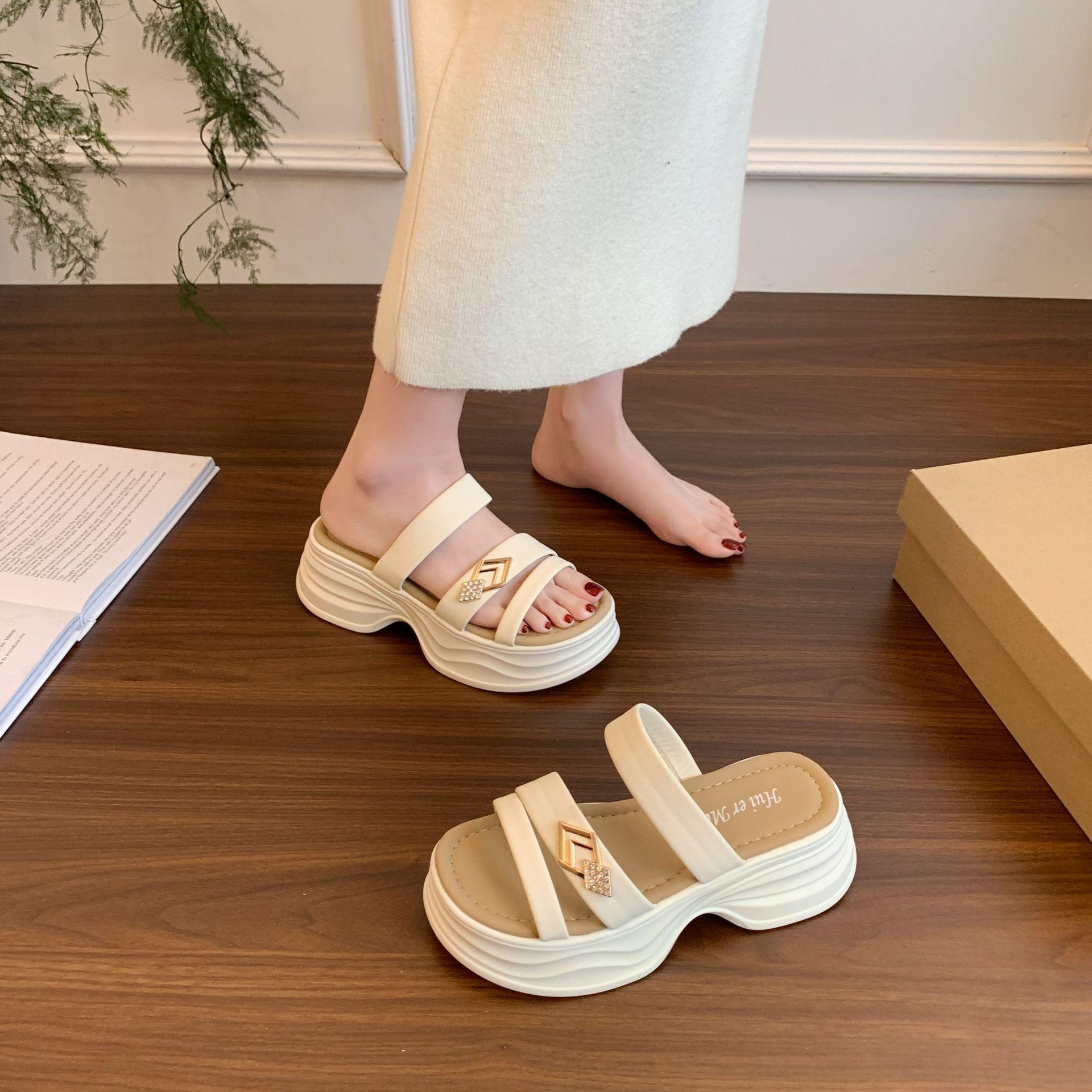 Премиальные крутые тапочки женские лето 2025 новинка для улицы с юбкой на толстой подошве пляжные шлепанцы нескользящие 40 бежевый