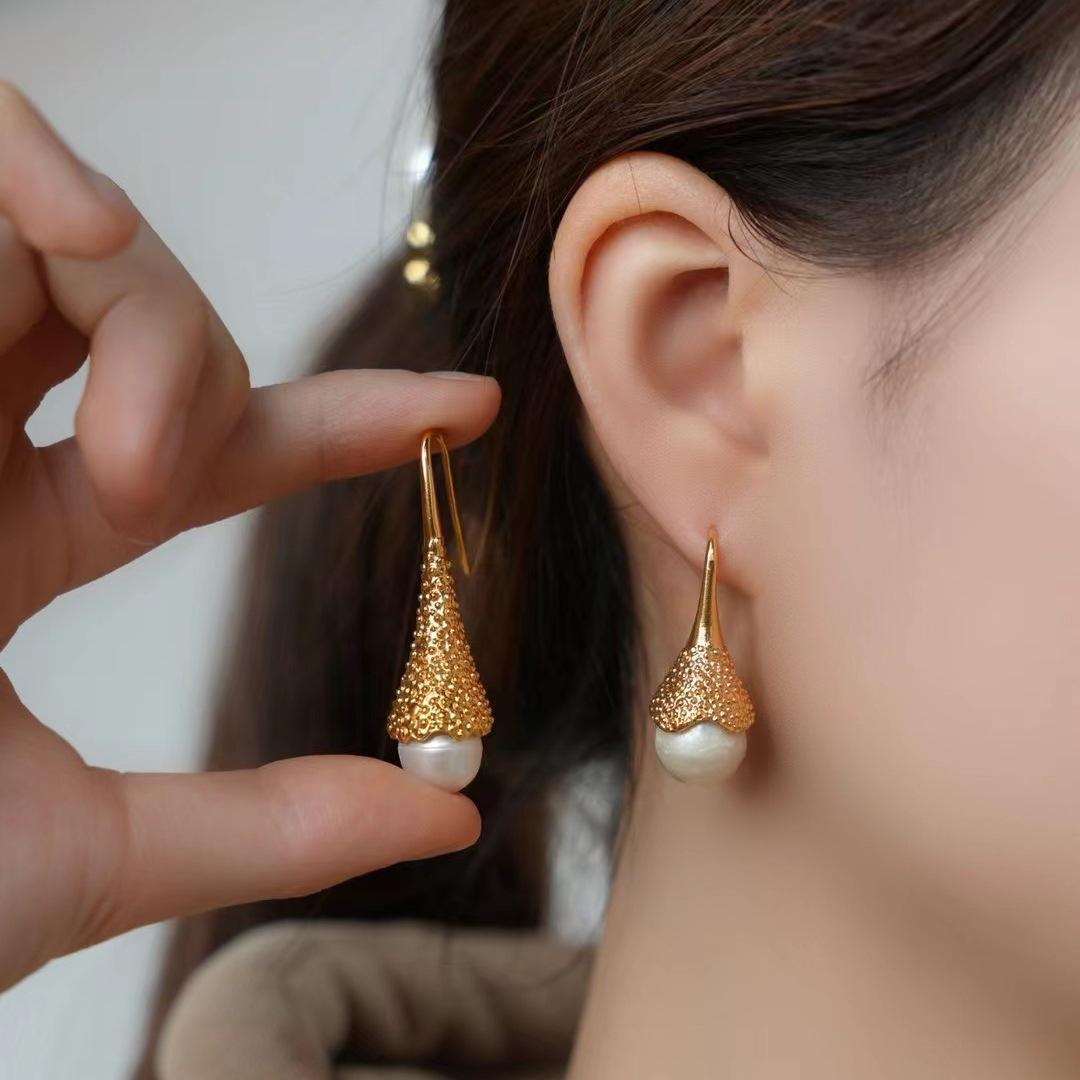 Freshwater pearl geometric polka dot earrings retro light luxury elegant ear hook niche temperament high-end earrings women
Freshwater pearl geometric polka dot earrings retro light luxury elegant ear hook niche temperament high-end earrings women
