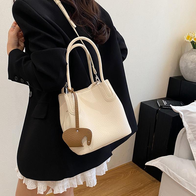 Popular bags women s spring and summer versatile new fashion shoulder messenger bag portable bucket bag чёрный
Popular bags women s spring and summer versatile new fashion shoulder messenger bag portable bucket bag чёрный