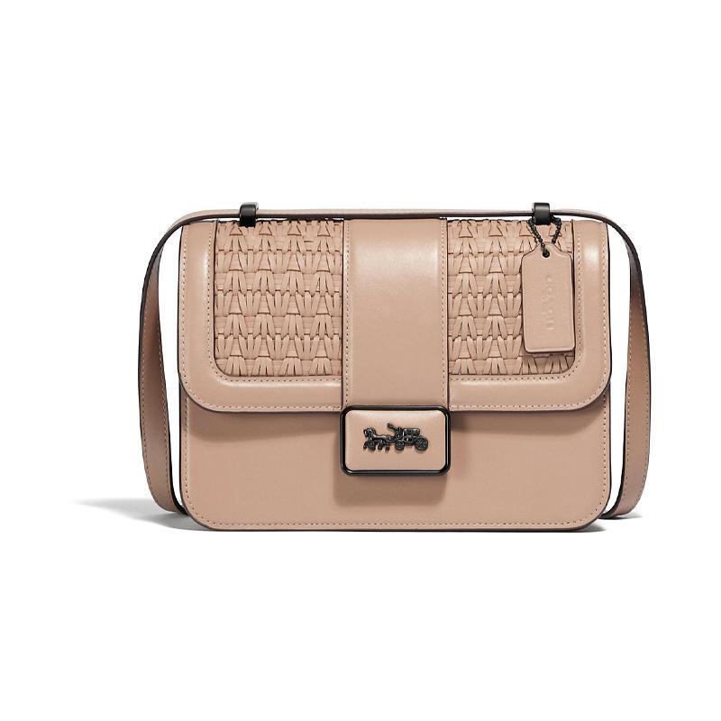 COACH Alie 23 carriage buckle flap cowhide small square bag crossbody shoulder bag women s taupe сірий колір
COACH Alie 23 carriage buckle flap cowhide small square bag crossbody shoulder bag women s taupe сірий колір