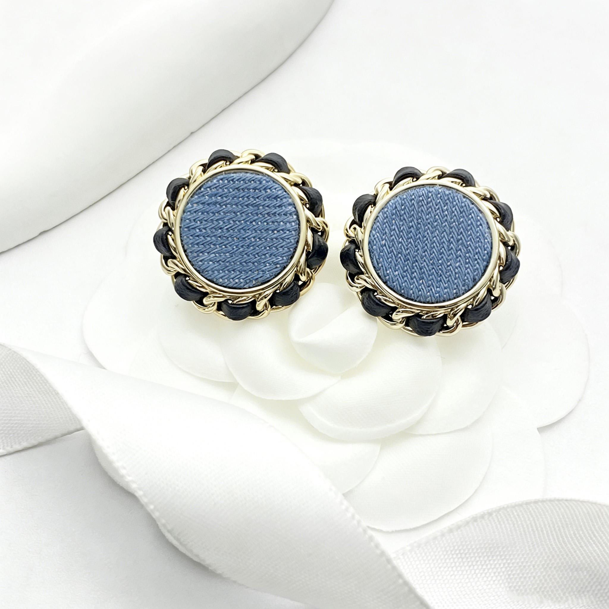 Leather-covered cowboy earrings dual colors Adding Rivet Elements Fashionable and exquisite high-end customized electroplating
Leather-covered cowboy earrings dual colors Adding Rivet Elements Fashionable and exquisite high-end customized electroplating