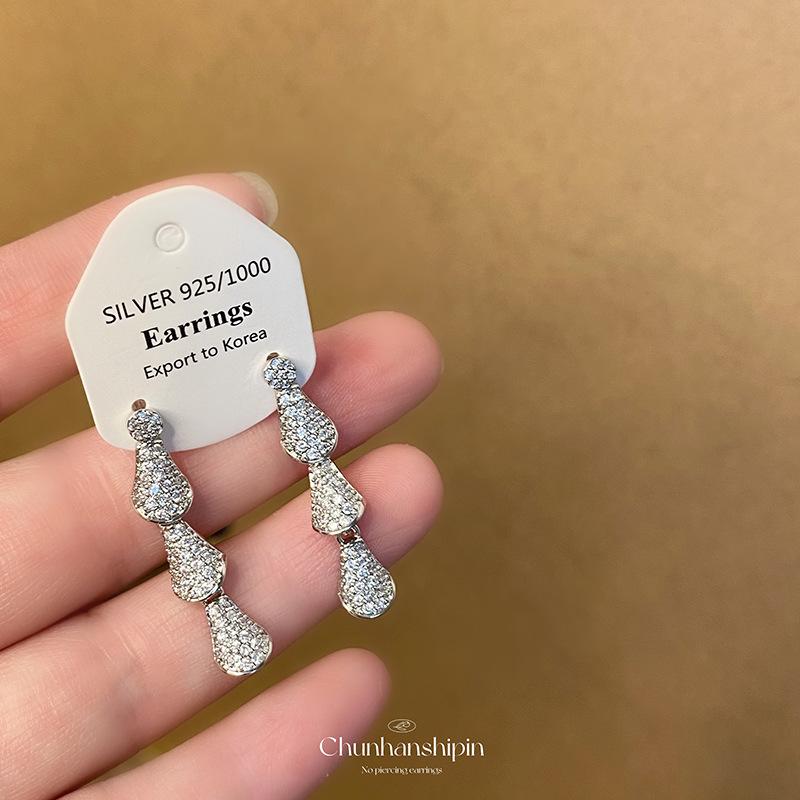 Light luxury super flash full diamond earrings fan-shaped fringed long ear clips without holes, high-end sense niche mosquito coil disc earrings
Light luxury super flash full diamond earrings fan-shaped fringed long ear clips without holes, high-end sense niche mosquito coil disc earrings