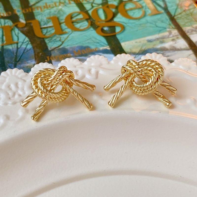 Новые золотые серьги с узлом S925 Серебряные серьги-иглы персонализированные модные простые серьги
Новые золотые серьги с узлом S925 Серебряные серьги-иглы персонализированные модные простые серьги