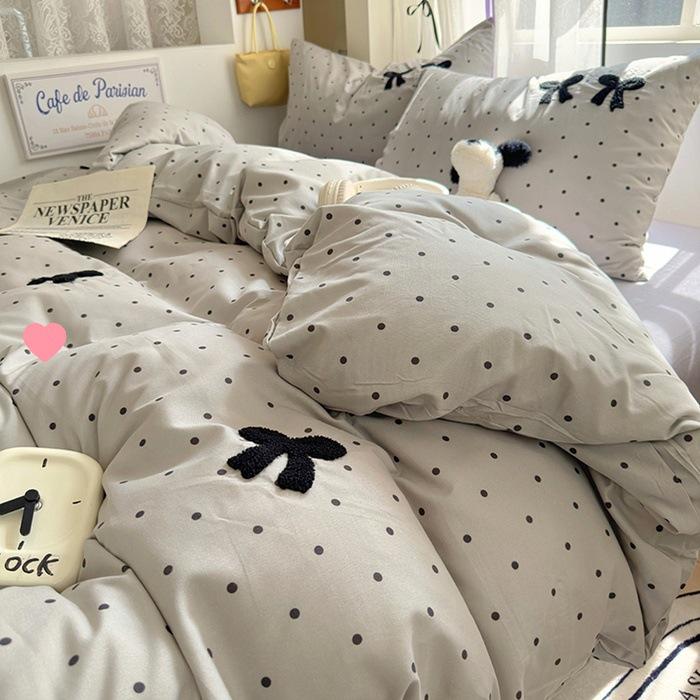 2026 Polka Dot & Solid Color Cotton Bedding Set with 3D Bow Embroidery 1.2m Bed Three-Piece (Duvet 150x200)
2026 Polka Dot & Solid Color Cotton Bedding Set with 3D Bow Embroidery 1.2m Bed Three-Piece (Duvet 150x200)