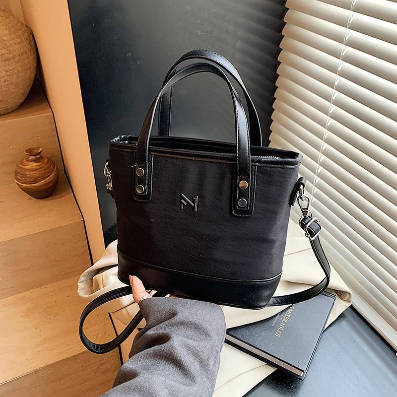 Premium sense portable bucket bag women s new fashion commuter shoulder bag spring and summer versatile messenger bag чорний
Premium sense portable bucket bag women s new fashion commuter shoulder bag spring and summer versatile messenger bag чорний