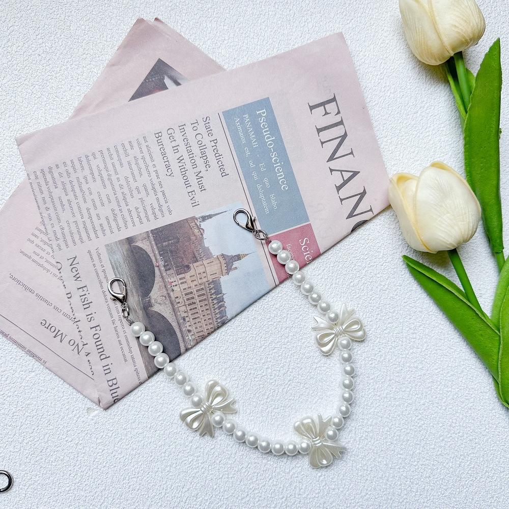 Pearl Chain Portable Lanyard Chain Pearl Wind Small Fresh Women S Black And White Chain Bow Light Luxury
Pearl Chain Portable Lanyard Chain Pearl Wind Small Fresh Women S Black And White Chain Bow Light Luxury