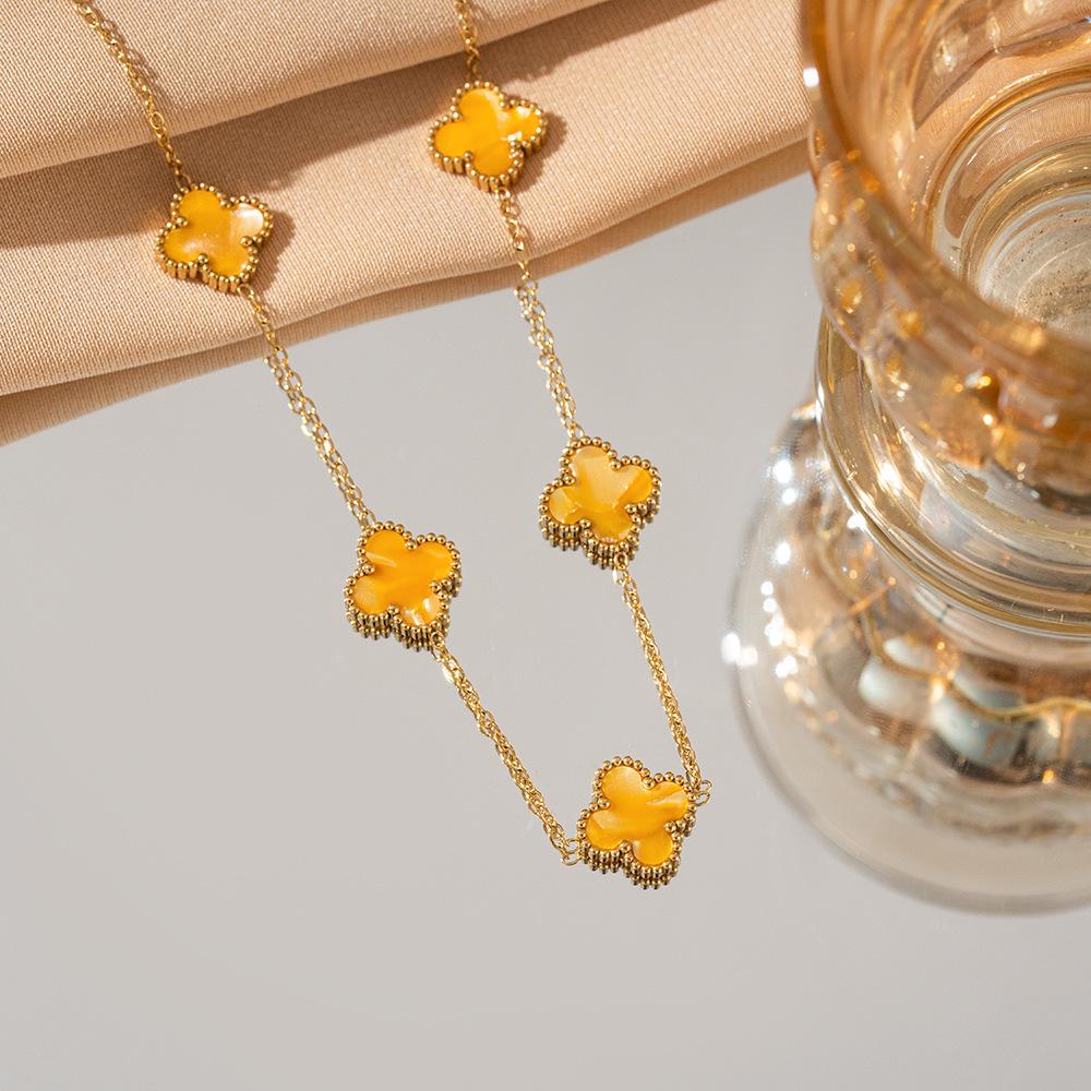 Ожерелье из четырехлистного клевера из высококачественной титановой стали, которая не выцветает и излучает ощущение роскоши.. Это высококачественный аксессуар.
Ожерелье из четырехлистного клевера из высококачественной титановой стали, которая не выцветает и излучает ощущение роскоши.. Это высококачественный аксессуар.