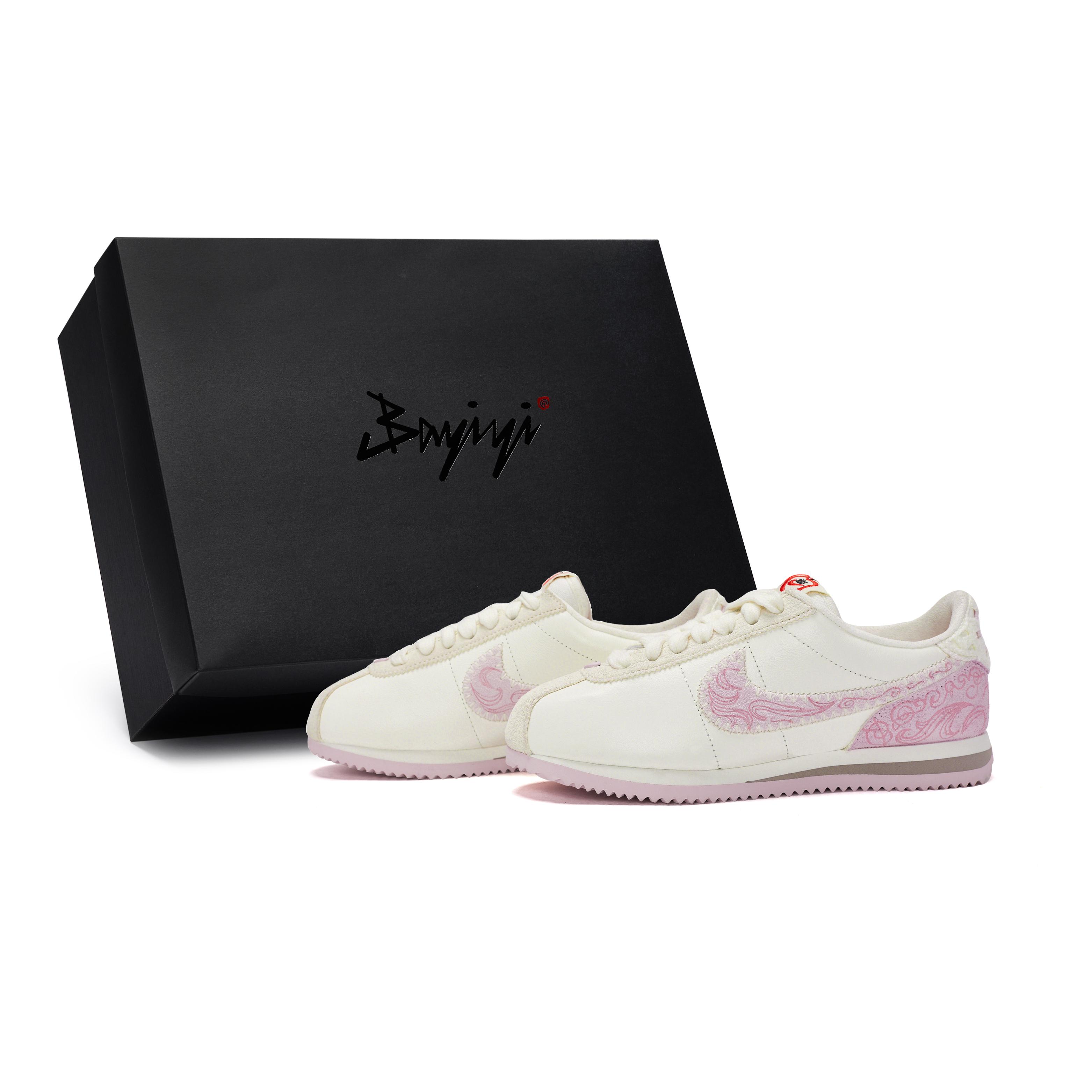 Nike Cortez Нековзкі Стійкі до стирання Низькі Бігові кросівки Жіночі Біло-рожеві HV6012-161(Team80-S-BOX) 37.5
Nike Cortez Нековзкі Стійкі до стирання Низькі Бігові кросівки Жіночі Біло-рожеві HV6012-161(Team80-S-BOX) 37.5