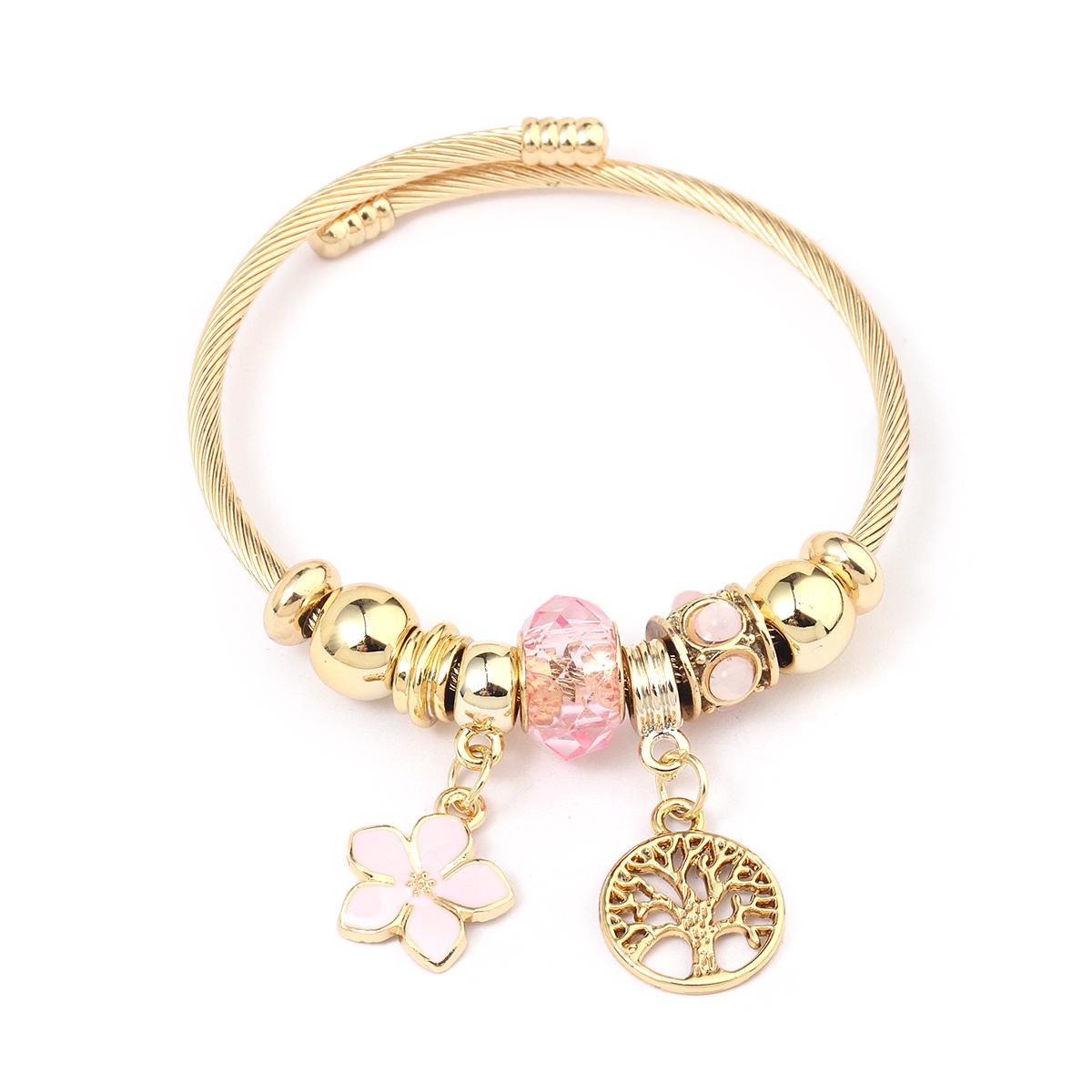 Gold Stainless Steel Bracelet with Personalized Pendant - European & American Simple Design
Gold Stainless Steel Bracelet with Personalized Pendant - European & American Simple Design