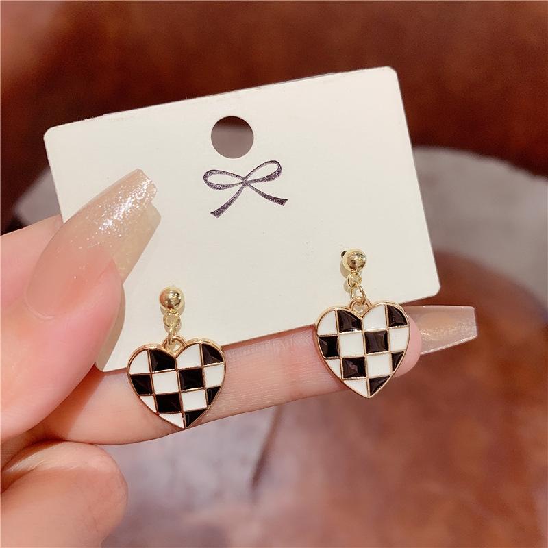 Checkerboard Heart Shaped Dangle Earring for Women Black and White Enamel Ear Zircon Wholesale Kids Christmas New Year Gift
Checkerboard Heart Shaped Dangle Earring for Women Black and White Enamel Ear Zircon Wholesale Kids Christmas New Year Gift