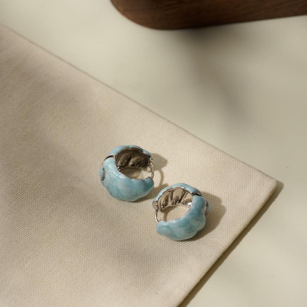 Серьги-капли масла неправильной круглой формы с резьбой, легкий роскошный нишевый дизайн, высококлассные серьги-клипсы, модные темпераментные универсальные серьги
Серьги-капли масла неправильной круглой формы с резьбой, легкий роскошный нишевый дизайн, высококлассные серьги-клипсы, модные темпераментные универсальные серьги