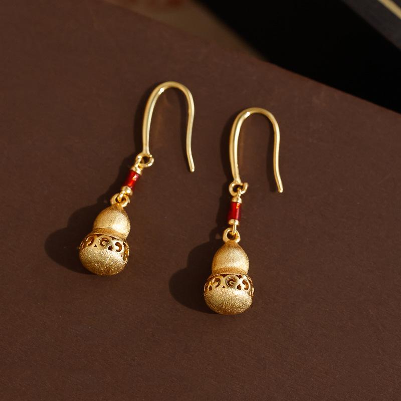 Матовый кулон в форме тыквы, крючок для уха, ретро серьги высокого класса, новые китайские серьги в национальном стиле, в стиле легкой роскоши.
Матовый кулон в форме тыквы, крючок для уха, ретро серьги высокого класса, новые китайские серьги в национальном стиле, в стиле легкой роскоши.