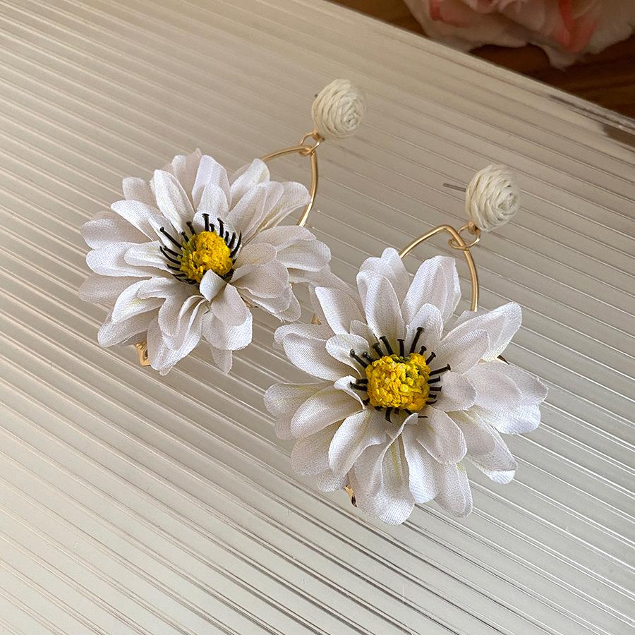 Steel needle raffia fabric flower pendant earrings retro sweet fashion temperament earrings niche high-end earrings
Steel needle raffia fabric flower pendant earrings retro sweet fashion temperament earrings niche high-end earrings
