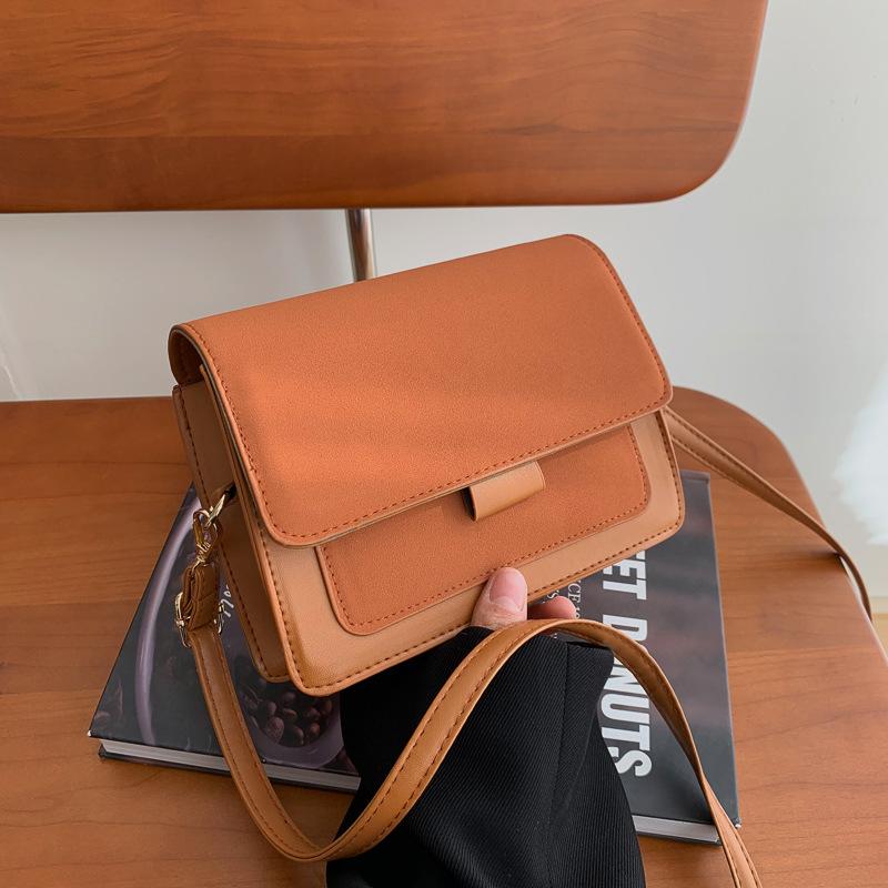 Популярная однотонная маленькая квадратная сумка через плечо в гонконгском стиле, ретро, новая модная текстура 2025, модная простая повседневная женская сумка коричневый
Популярная однотонная маленькая квадратная сумка через плечо в гонконгском стиле, ретро, новая модная текстура 2025, модная простая повседневная женская сумка коричневый