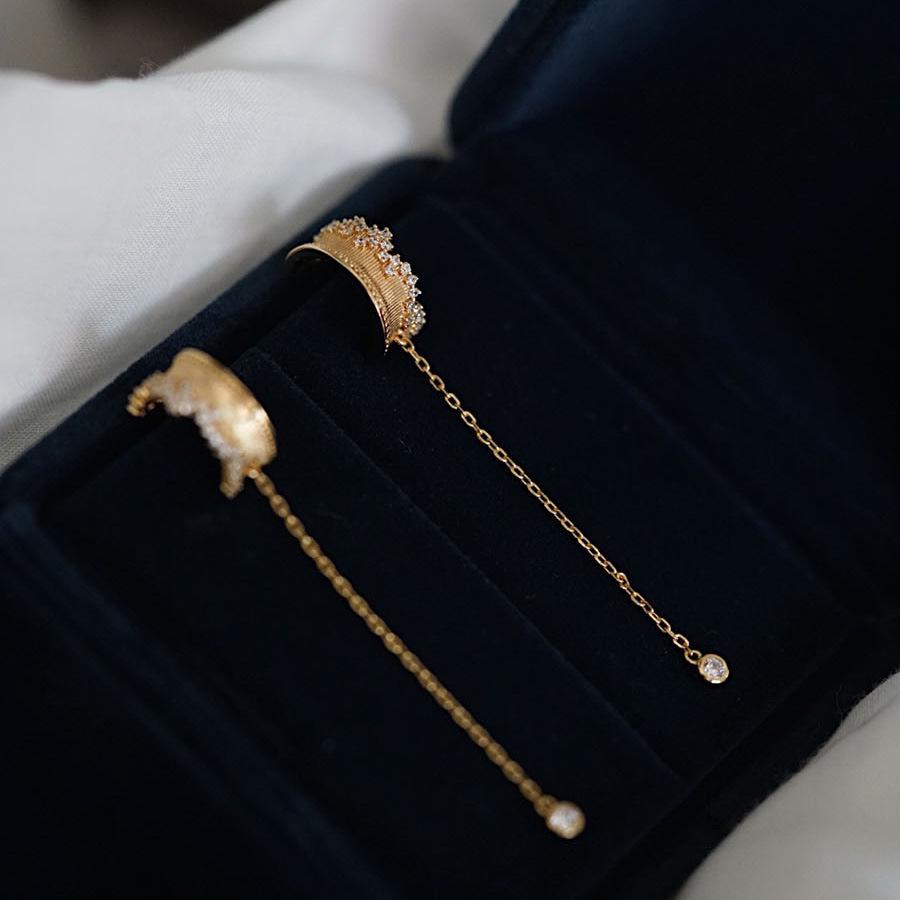 Golden Crown Inlaid Diamond Earrings, s925 Sterling Silver, Gold-Plated, Elegant and Fashionable High-End Jewelry 925 Silver
Golden Crown Inlaid Diamond Earrings, s925 Sterling Silver, Gold-Plated, Elegant and Fashionable High-End Jewelry 925 Silver