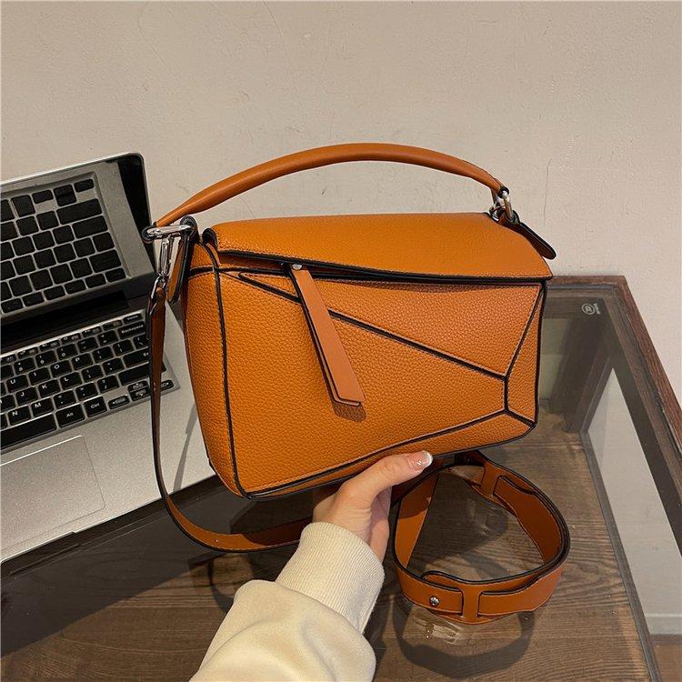 2025 new autumn and winter fashion texture splicing pattern handbag versatile niche Korean version messenger bag ins shoulder bag 23*17*10 коричневый
2025 new autumn and winter fashion texture splicing pattern handbag versatile niche Korean version messenger bag ins shoulder bag 23*17*10 коричневый