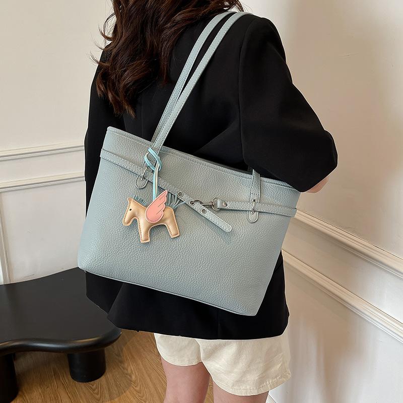 Niche versatile tote bag retro fashion women s large capacity high-end textured shoulder bag
Niche versatile tote bag retro fashion women s large capacity high-end textured shoulder bag