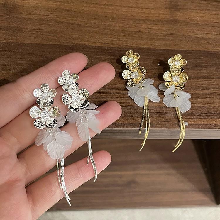 Zircon flower earrings fashion light luxury temperament stud earrings versatile niche personalized earrings
Zircon flower earrings fashion light luxury temperament stud earrings versatile niche personalized earrings