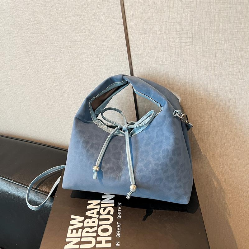 Handbag New Autumn and Winter Versatile Leopard Print Tote Bag Retro Large Capacity Shoulder Bag Lazy Wind Commuter Messenger Bag синий
Handbag New Autumn and Winter Versatile Leopard Print Tote Bag Retro Large Capacity Shoulder Bag Lazy Wind Commuter Messenger Bag синий