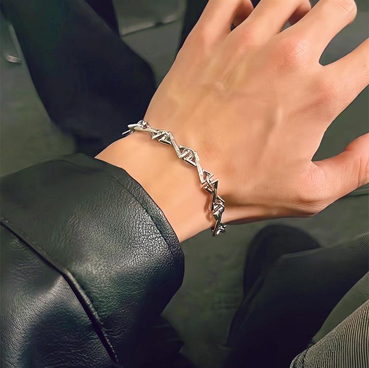 Европейское и американское лоскутное ожерелье с буквой Z: Мужская ключичная цепь в стиле хип-хоп с нишевым дизайном.
Европейское и американское лоскутное ожерелье с буквой Z: Мужская ключичная цепь в стиле хип-хоп с нишевым дизайном.