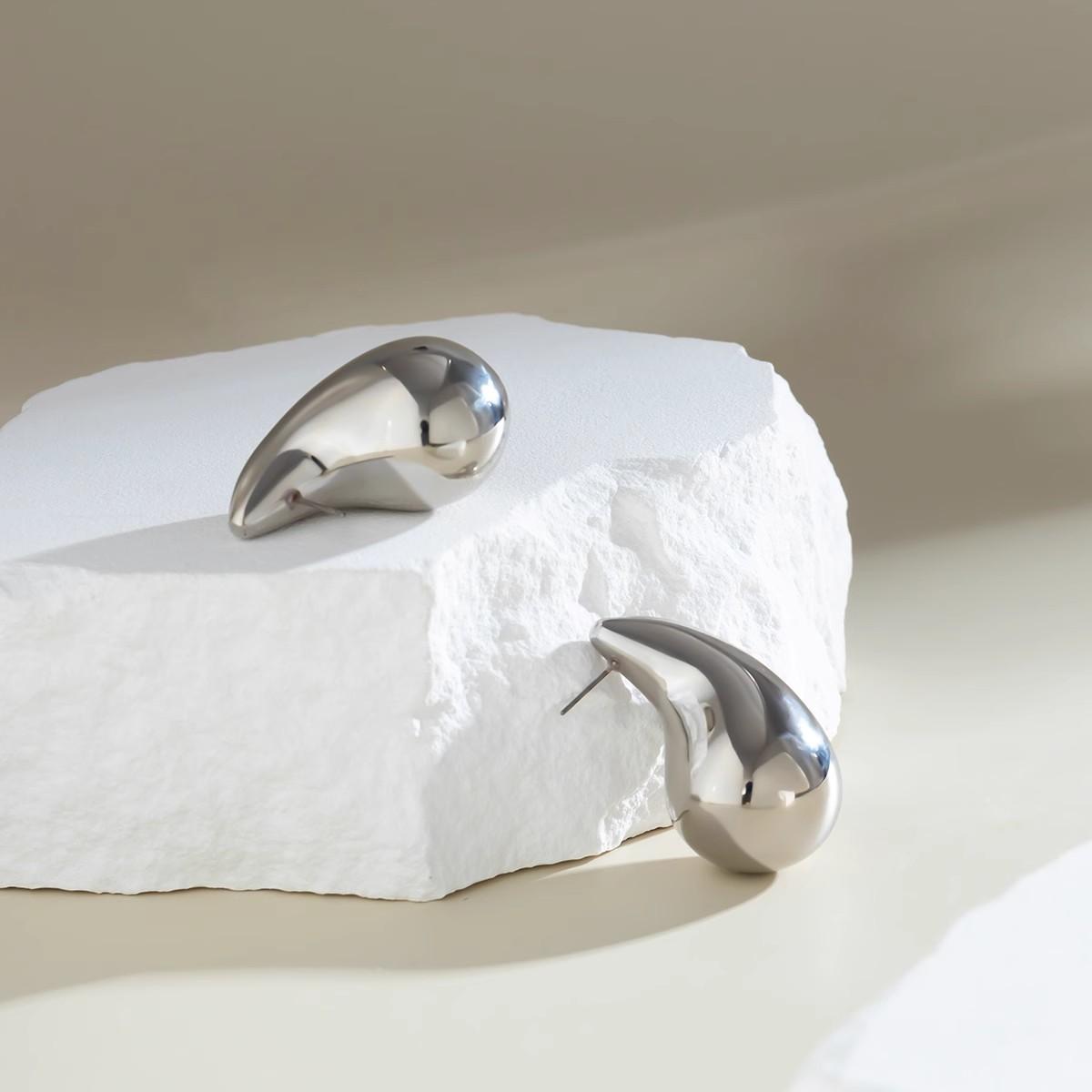 Такие же большие серьги-капли от Zhu Zhu из настоящего золота 18 карат с медным покрытием — это серьги-запятые с преувеличенным, простым и высококачественным дизайном. серебряный
Такие же большие серьги-капли от Zhu Zhu из настоящего золота 18 карат с медным покрытием — это серьги-запятые с преувеличенным, простым и высококачественным дизайном. серебряный