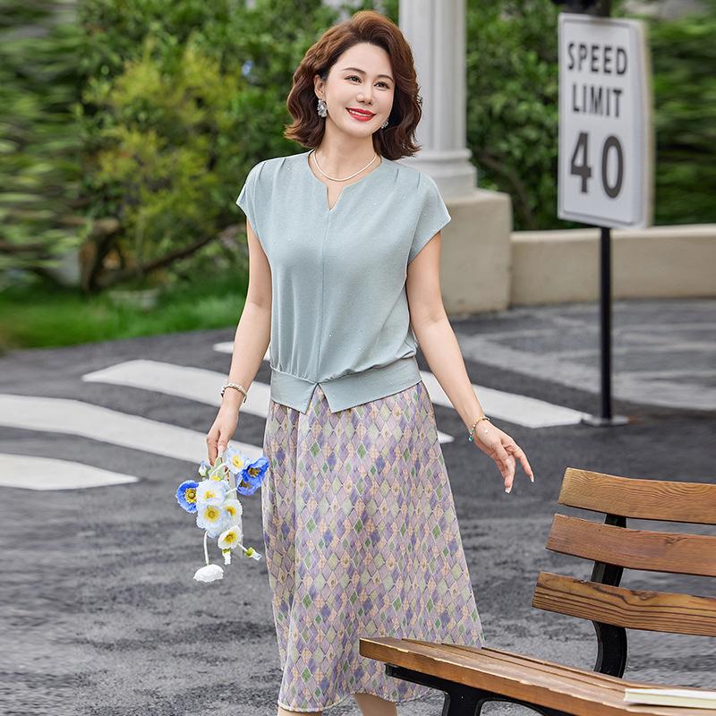 Elegant Chinese Style Two-piece Set: Loose Short-sleeved Top and Skirt for Young and Middle-aged Women 4XL
Elegant Chinese Style Two-piece Set: Loose Short-sleeved Top and Skirt for Young and Middle-aged Women 4XL