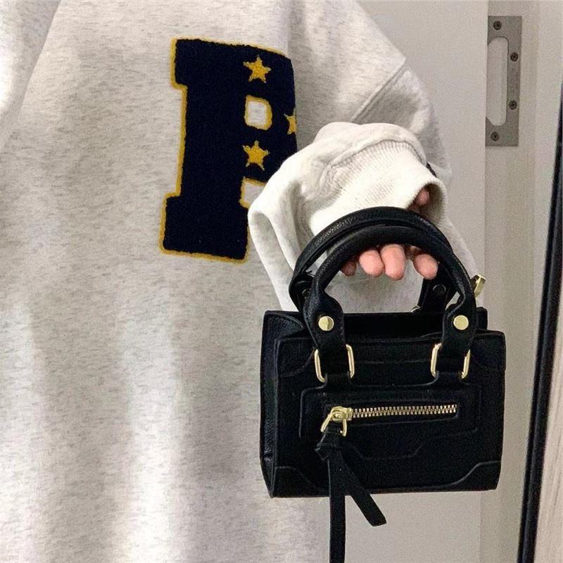 Маленькая женская сумка 2024 года, сумка-мессенджер, изысканный и уникальный универсальный нишевый дизайн, черная мини-сумка Spice girl чёрный
Маленькая женская сумка 2024 года, сумка-мессенджер, изысканный и уникальный универсальный нишевый дизайн, черная мини-сумка Spice girl чёрный