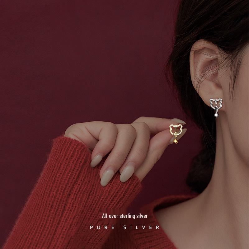 S925 Silver Zodiac Tiger Earrings for Women - Japanese and Korean Style with Bells and Diamonds 925 Silver золотой
S925 Silver Zodiac Tiger Earrings for Women - Japanese and Korean Style with Bells and Diamonds 925 Silver золотой