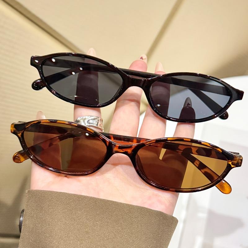 2PCS Retro Fashion Oval Small Frame Sunglasses Set UV Protective Women s Sunglasses Holiday Gift Party Beach Outdoor Camping
2PCS Retro Fashion Oval Small Frame Sunglasses Set UV Protective Women s Sunglasses Holiday Gift Party Beach Outdoor Camping