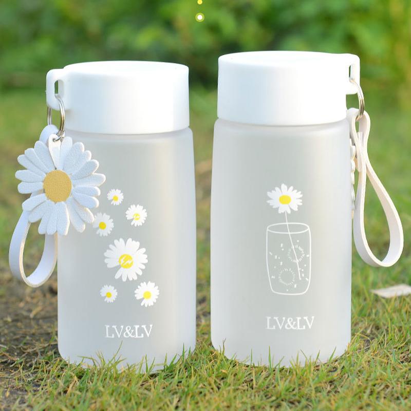 500 мл маленькие прозрачные пластиковые бутылки для воды Daisy, креативная матовая бутылка для воды без BPA с портативной веревкой, дорожная чашка для чая
500 мл маленькие прозрачные пластиковые бутылки для воды Daisy, креативная матовая бутылка для воды без BPA с портативной веревкой, дорожная чашка для чая