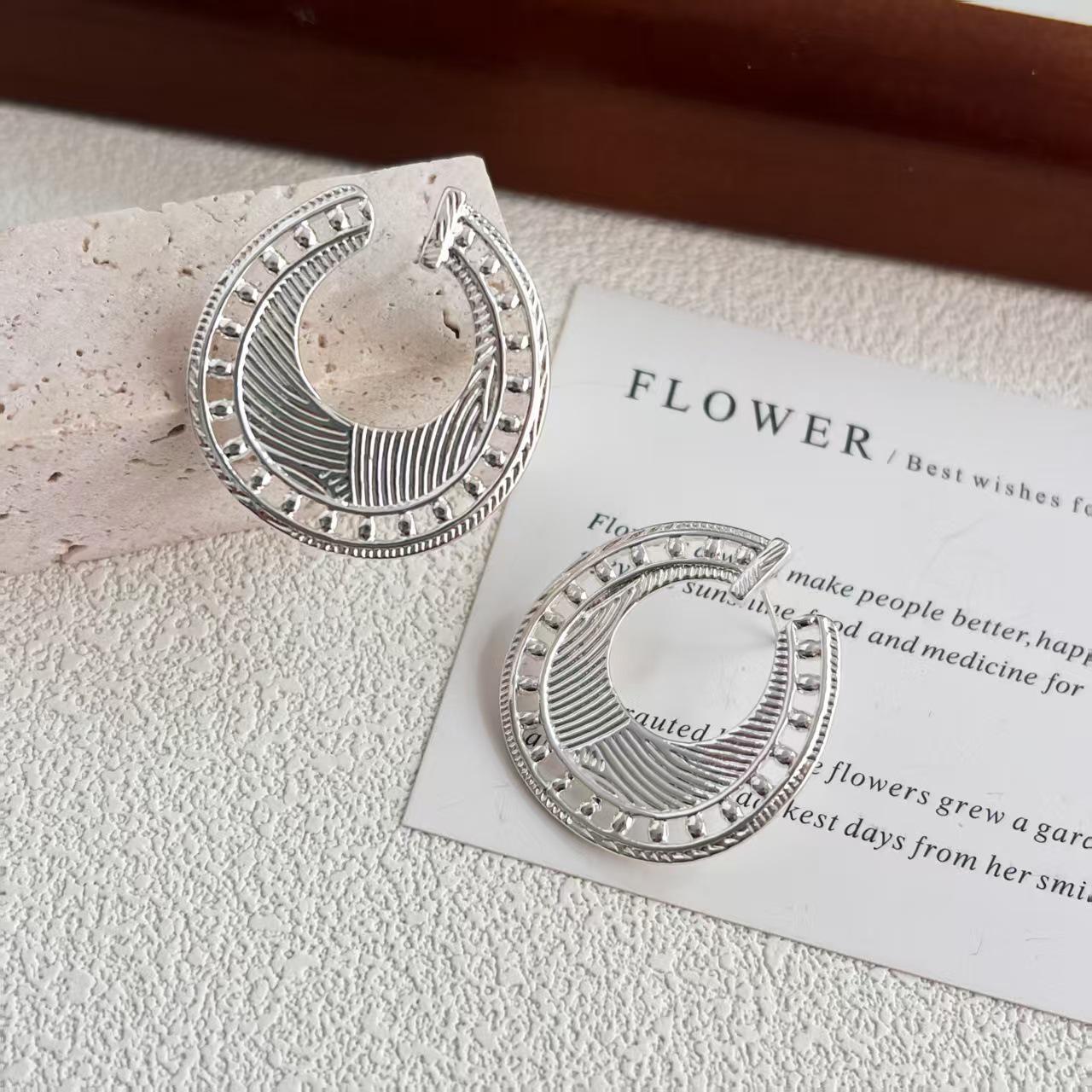 Three-Dimensional Knitted Hollow Texture Earrings: Exotic, Simple, and Exquisite Niche Design срібний
Three-Dimensional Knitted Hollow Texture Earrings: Exotic, Simple, and Exquisite Niche Design срібний