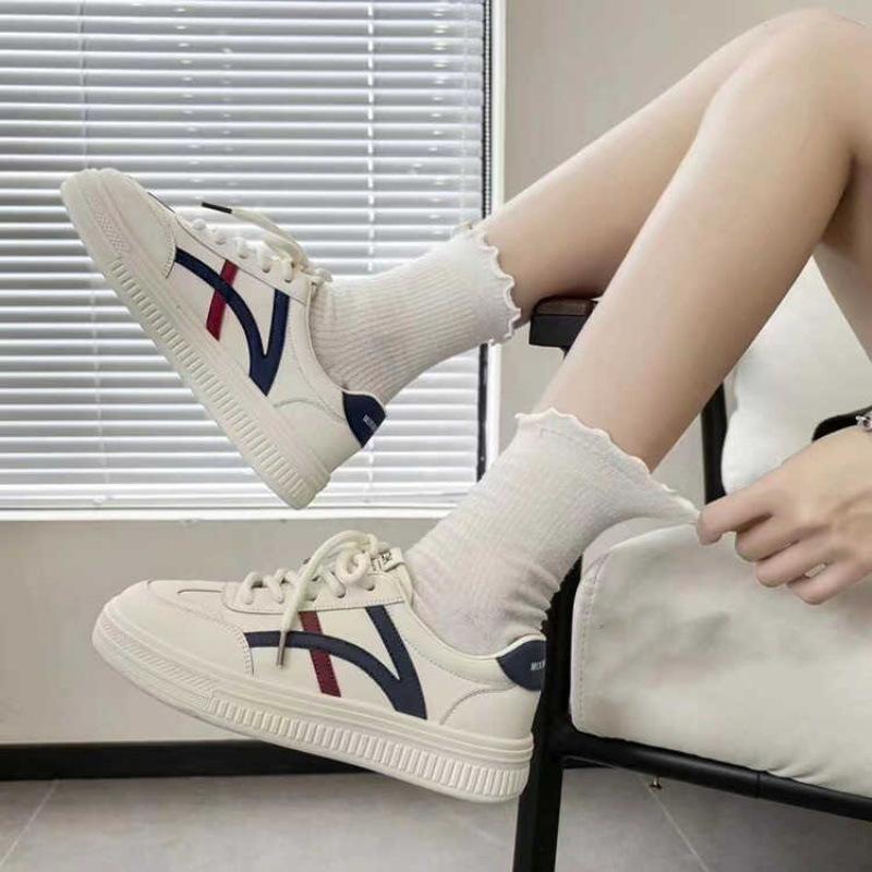 Popular leather thick-soled little white shoes, women s German training shoes, new fashionable versatile lace-up sports shoes in autumn 2025 40
Popular leather thick-soled little white shoes, women s German training shoes, new fashionable versatile lace-up sports shoes in autumn 2025 40