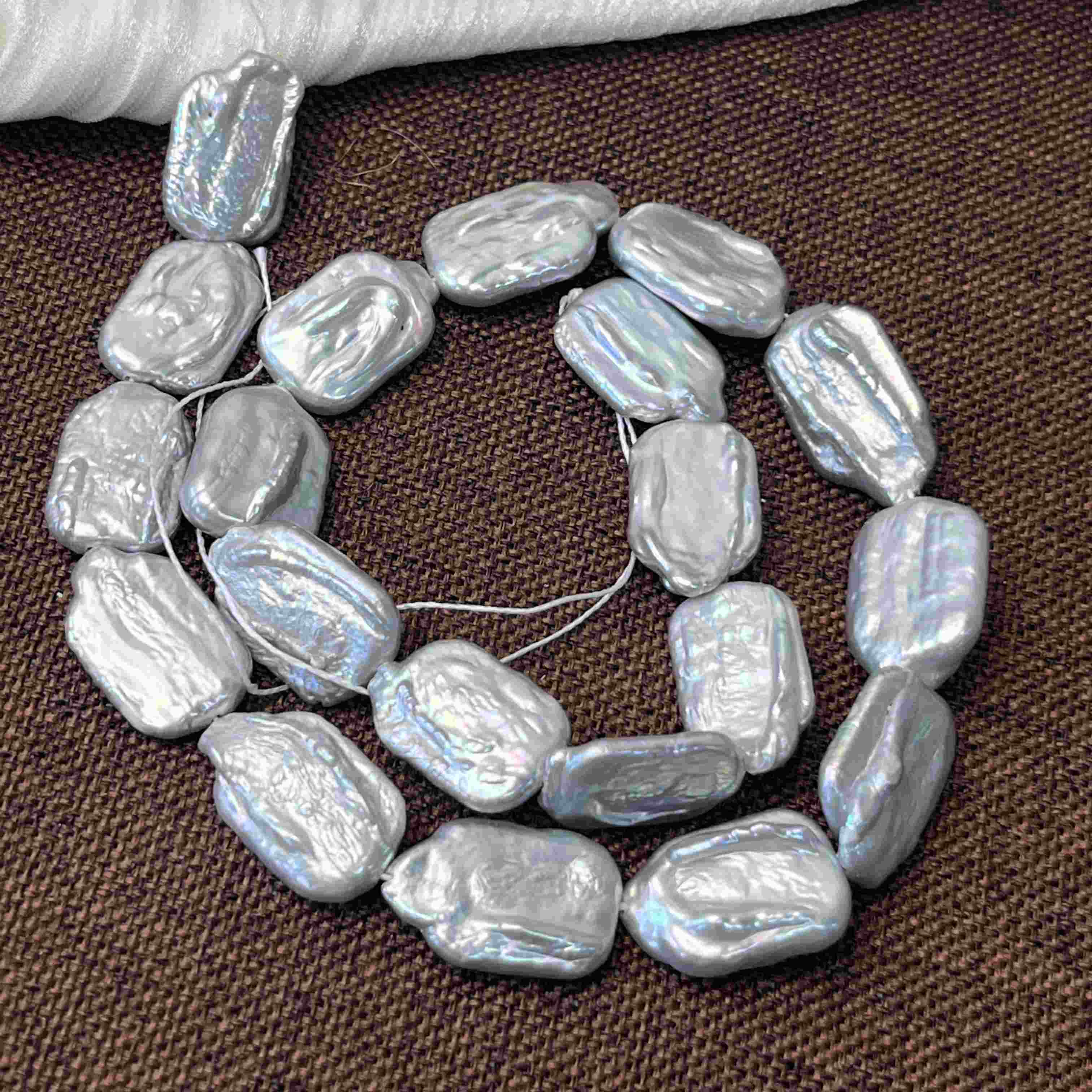 1String, Grey Natural Freshwater Pearls, Handmade Square Pearl Beads for Jewelry Making DIY Crafts (Beads 12×16mm, Length 36cm) 1String/12×16mm-36cm сірий
1String, Grey Natural Freshwater Pearls, Handmade Square Pearl Beads for Jewelry Making DIY Crafts (Beads 12×16mm, Length 36cm) 1String/12×16mm-36cm сірий