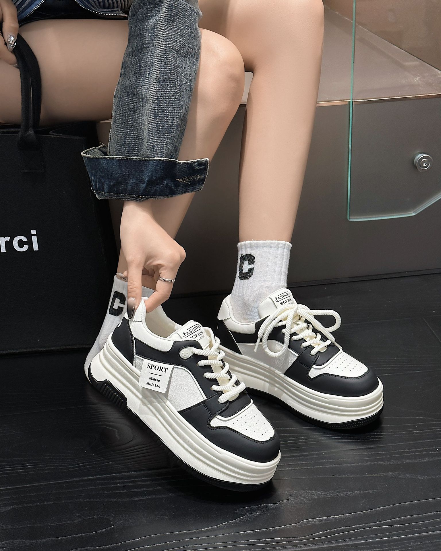 Leather little white shoes women s platform heightening sports and leisure shoes 2025 autumn and summer new Korean version of versatile panda muffin s 35
Leather little white shoes women s platform heightening sports and leisure shoes 2025 autumn and summer new Korean version of versatile panda muffin s 35