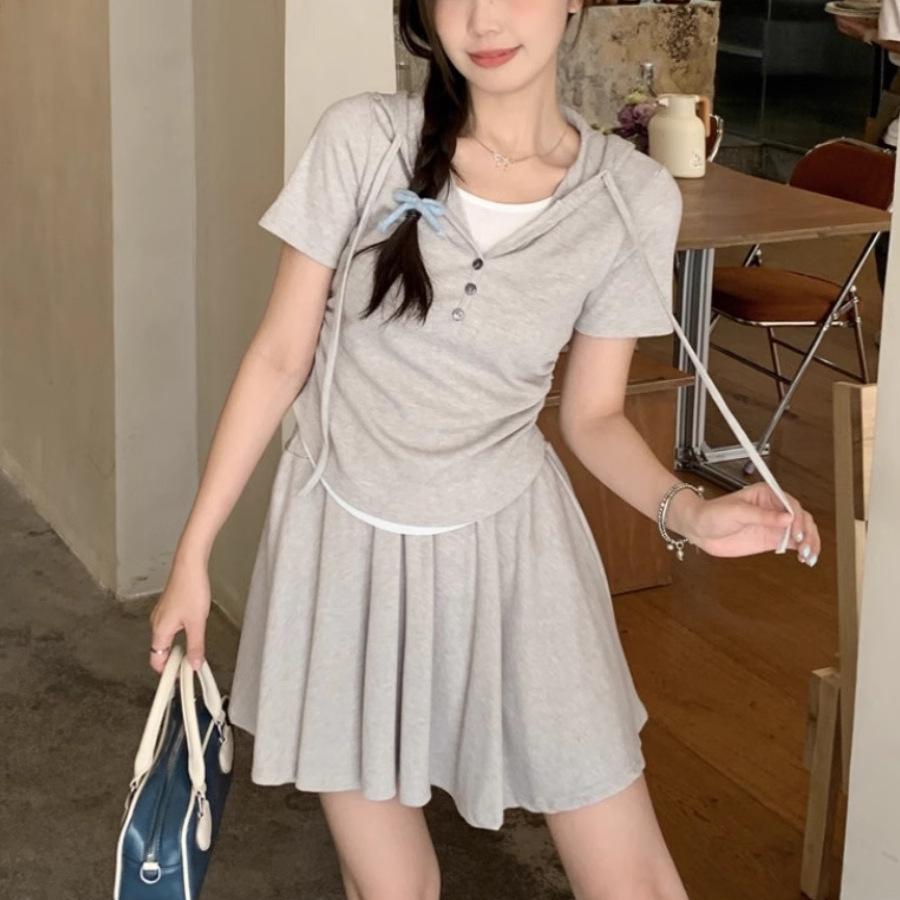 Plus Size Summer Casual Hooded Top & High-Waisted Pleated Skirt Set for Women M (recommended 80-100 jin)
Plus Size Summer Casual Hooded Top & High-Waisted Pleated Skirt Set for Women M (recommended 80-100 jin)