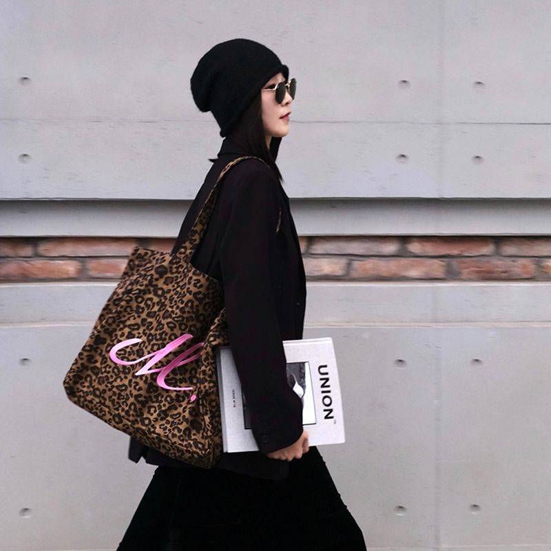 Mokayafrin Original Leopard Print Embroidered Canvas Bag Minimalist Versatile Large Capacity Niche Style Shoulder Lazy Tote Bag Leopard Print Letter Embroider Tote Bag
Mokayafrin Original Leopard Print Embroidered Canvas Bag Minimalist Versatile Large Capacity Niche Style Shoulder Lazy Tote Bag Leopard Print Letter Embroider Tote Bag
