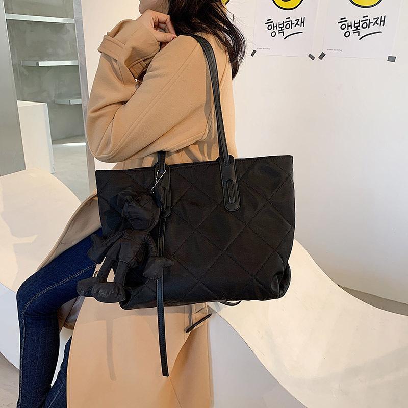 2025 new fashionable solid color bag women s large-capacity autumn and winter leisure shoulder bag diamond class commuter tote bag 33*17*28
2025 new fashionable solid color bag women s large-capacity autumn and winter leisure shoulder bag diamond class commuter tote bag 33*17*28