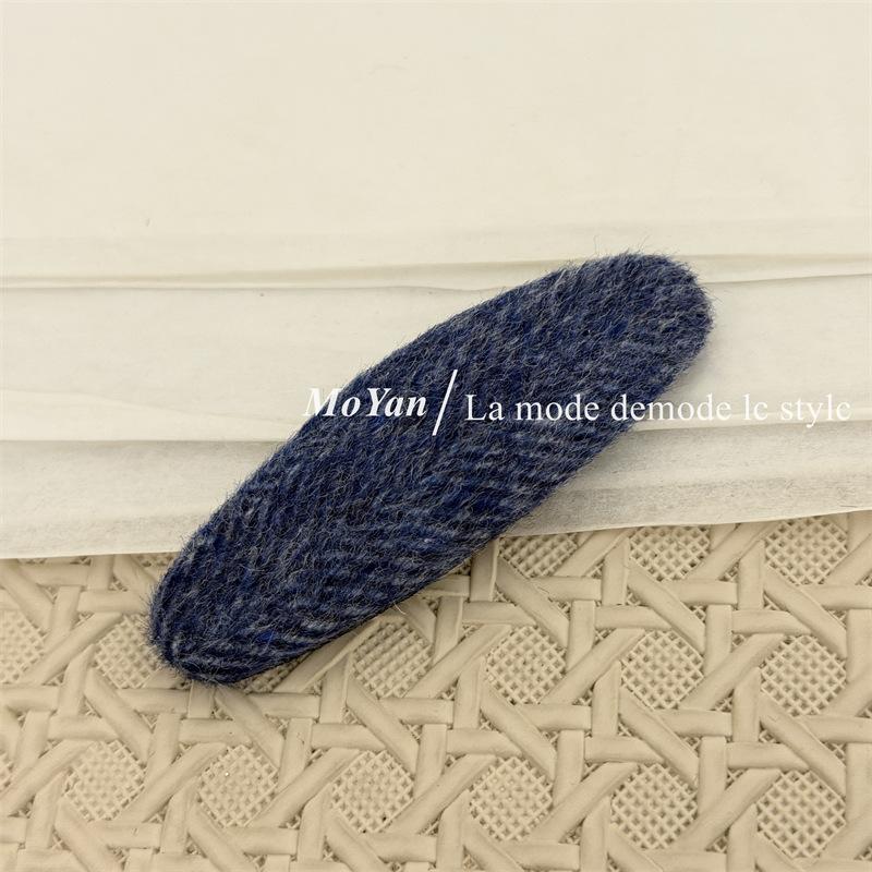 Fashionable Retro Oval Hairpin for Styling Voluminous Bangs and Securing Loose Hair At The Back of The Head темно-синий
Fashionable Retro Oval Hairpin for Styling Voluminous Bangs and Securing Loose Hair At The Back of The Head темно-синий