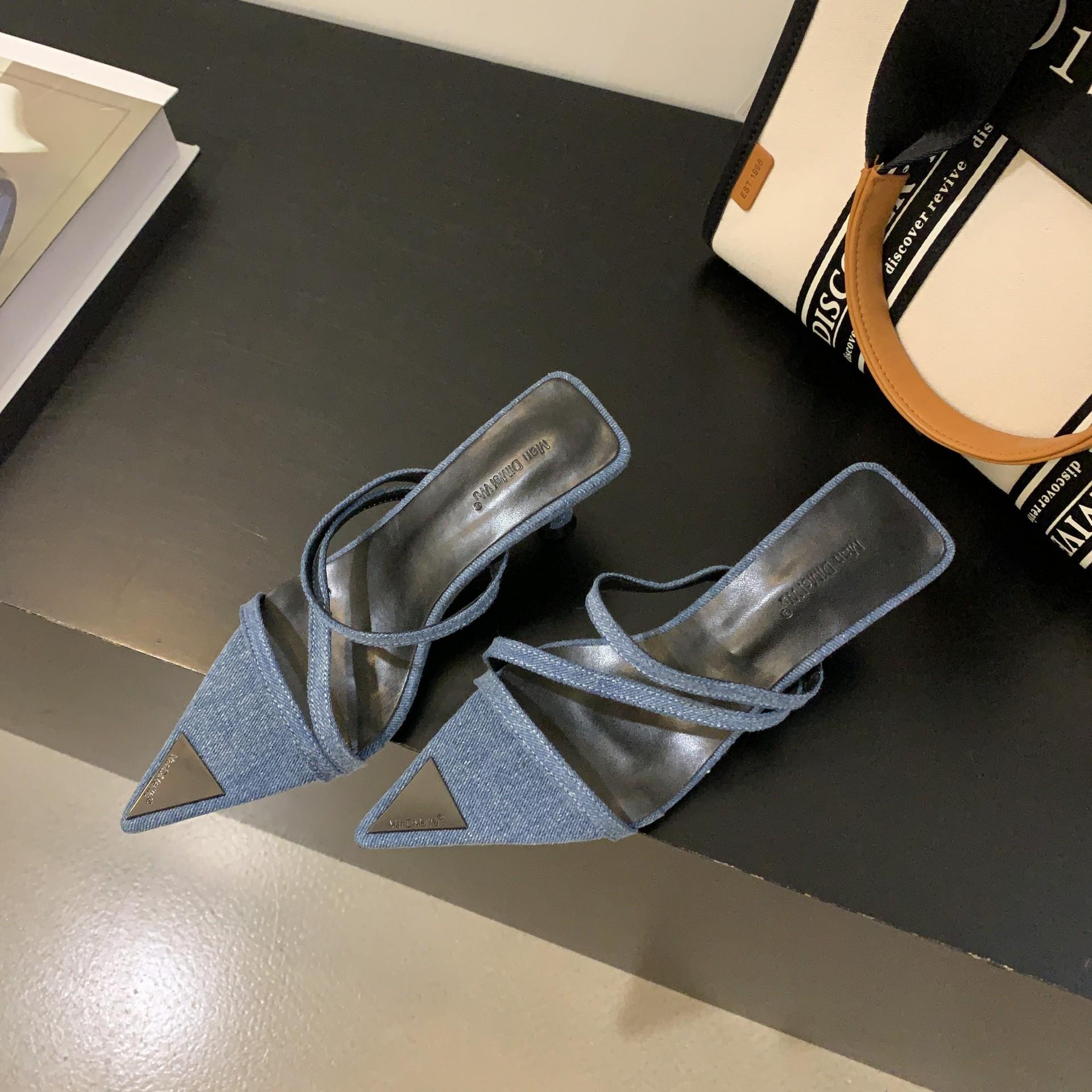 2025 spring and autumn new Korean niche simple pointed cross with open toe thin heel high heel cool slippers women 39 джинсовий синього кольору
2025 spring and autumn new Korean niche simple pointed cross with open toe thin heel high heel cool slippers women 39 джинсовий синього кольору