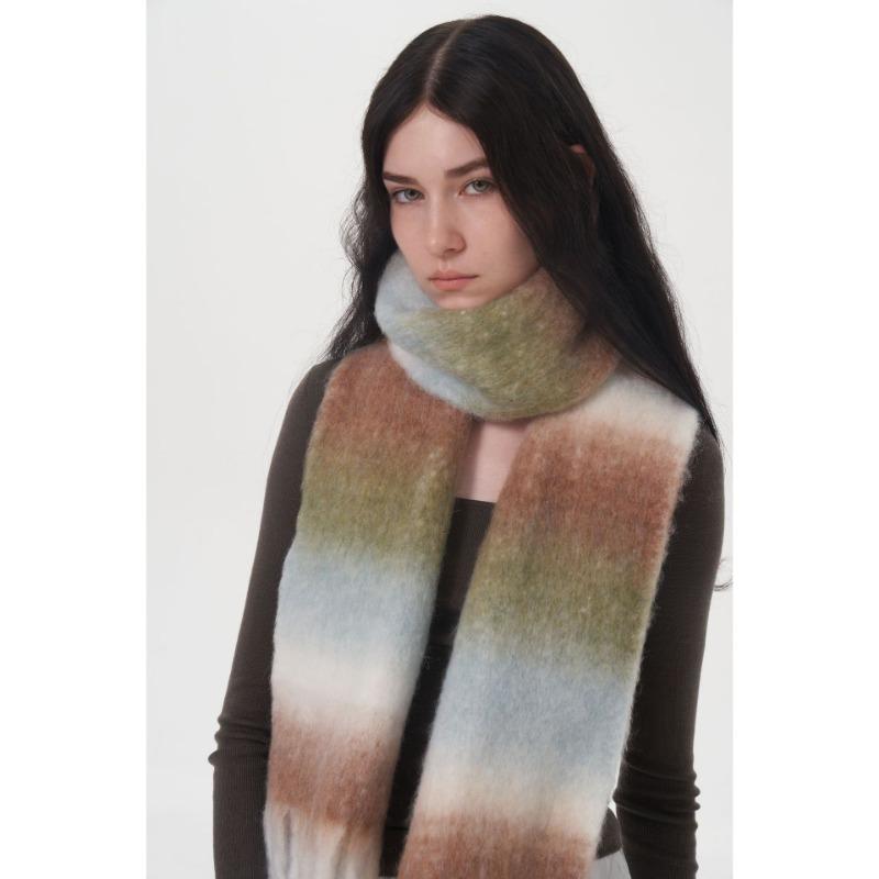 Original design light luxury gradual change wool scarf women, winter new solid color mohair warm scarf scarf
Original design light luxury gradual change wool scarf women, winter new solid color mohair warm scarf scarf