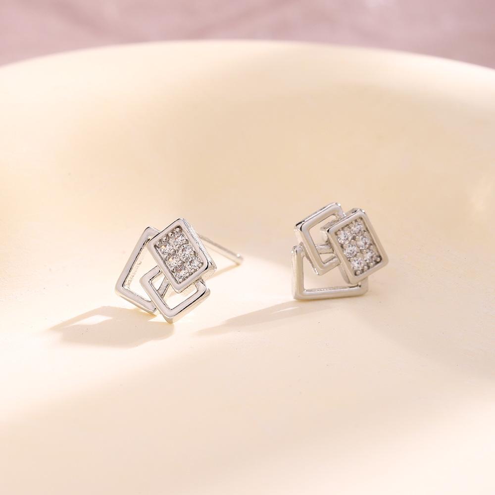 Серьги из серебра 925 пробы с нерегулярной геометрией и бриллиантовыми серьгами, женские небольшие полые многослойные квадратные серьги из циркония
Серьги из серебра 925 пробы с нерегулярной геометрией и бриллиантовыми серьгами, женские небольшие полые многослойные квадратные серьги из циркония