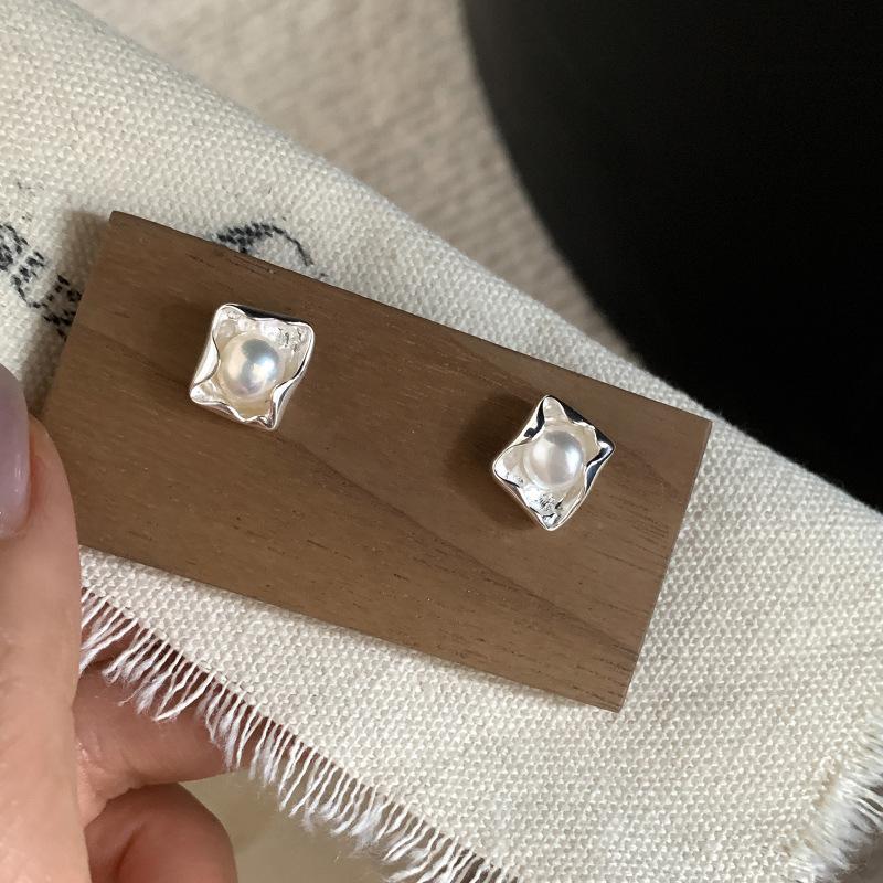 Simple Square Sugar Pearl Stud Earrings for Women, Fashionable and Versatile, High-end Ear Ring Made of Pure Silver, Needle-shaped Ear Jewelry
Simple Square Sugar Pearl Stud Earrings for Women, Fashionable and Versatile, High-end Ear Ring Made of Pure Silver, Needle-shaped Ear Jewelry